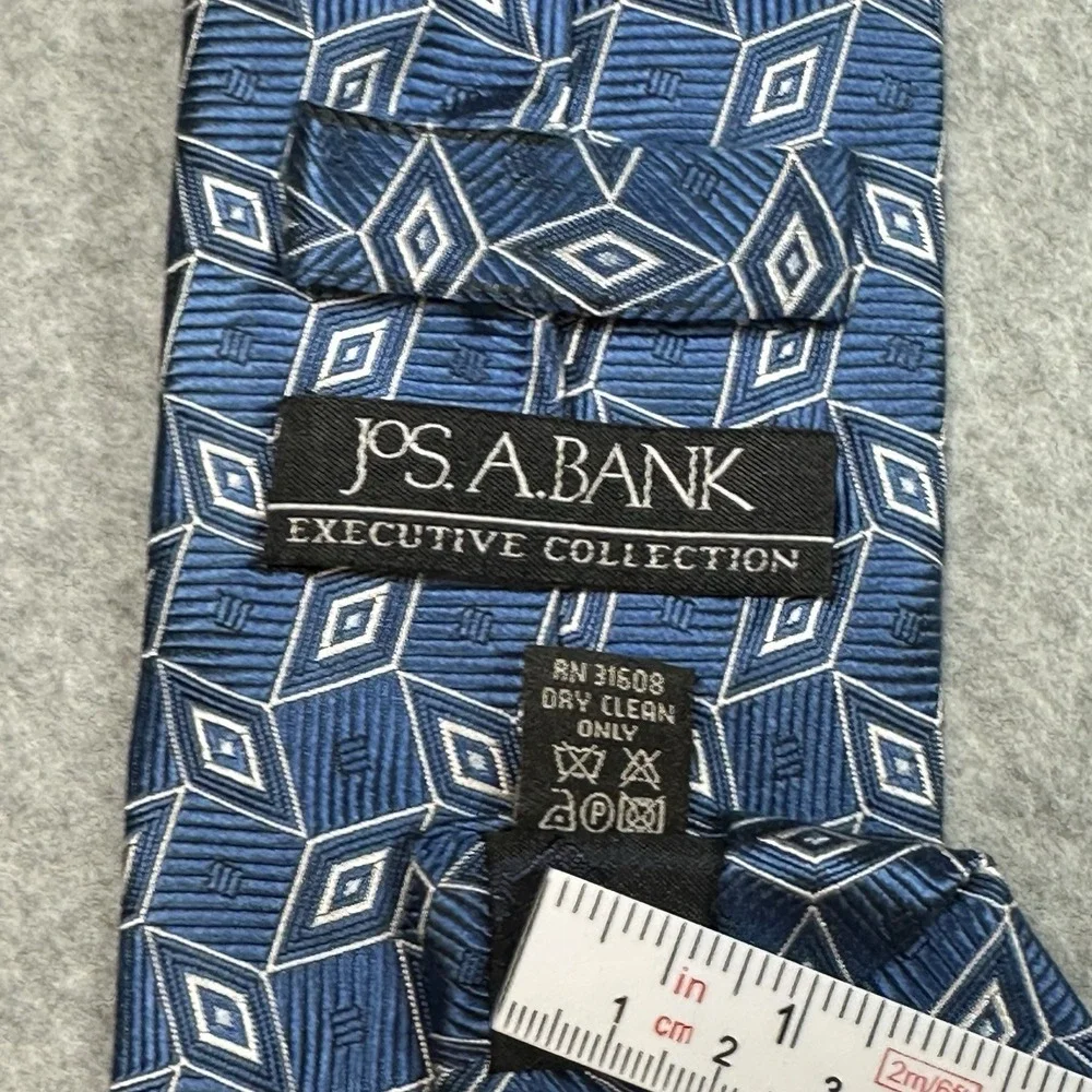 Jos A Bank Executive Collection 100% Silk Blue Geometric Diamond Tie 61x3.5in
